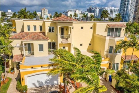 Touwnhouse à vendre à Fort Lauderdale, Floride: 3 chambres, 210.33 m2 № 2263067 - photo 2