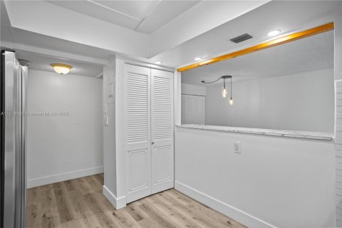 Condominio en venta en Hallandale Beach, Florida, 2 dormitorios, 102.19 m2 № 1977850 - foto 16