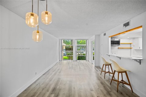 Condominio en venta en Hallandale Beach, Florida, 2 dormitorios, 102.19 m2 № 1977850 - foto 1