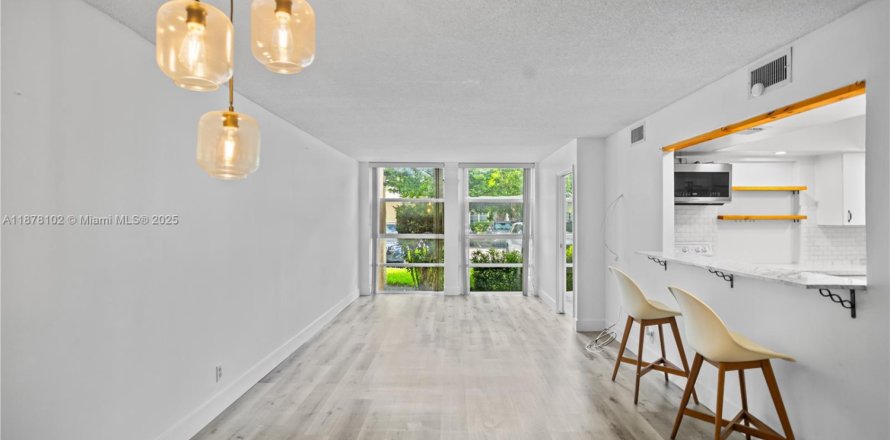 Condominio en Hallandale Beach, Florida, 2 dormitorios  № 1977850