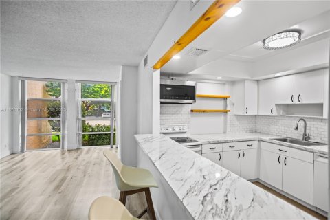 Condominio en venta en Hallandale Beach, Florida, 2 dormitorios, 102.19 m2 № 1977850 - foto 13