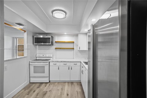 Condominio en venta en Hallandale Beach, Florida, 2 dormitorios, 102.19 m2 № 1977850 - foto 12
