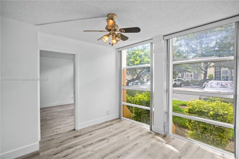 Condominio en venta en Hallandale Beach, Florida, 2 dormitorios, 102.19 m2 № 1977850 - foto 28
