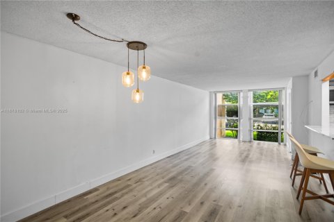 Condominio en venta en Hallandale Beach, Florida, 2 dormitorios, 102.19 m2 № 1977850 - foto 3