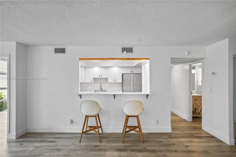 Condominio en venta en Hallandale Beach, Florida, 2 dormitorios, 102.19 m2 № 1977850 - foto 6