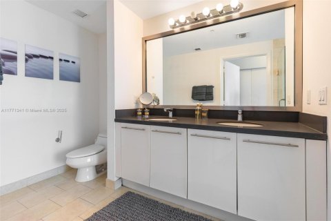 Condo in Miami, Florida, 2 bedrooms  № 1738078 - photo 13