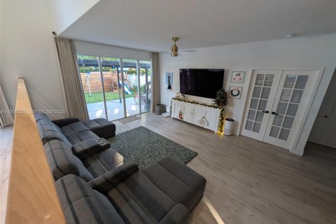 House in Pembroke Pines, Florida 4 bedrooms, 254.55 sq.m. № 1987729 - photo 10