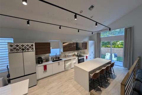 House in Pembroke Pines, Florida 4 bedrooms, 254.55 sq.m. № 1987729 - photo 8