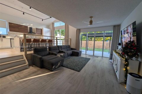 House in Pembroke Pines, Florida 4 bedrooms, 254.55 sq.m. № 1987729 - photo 9