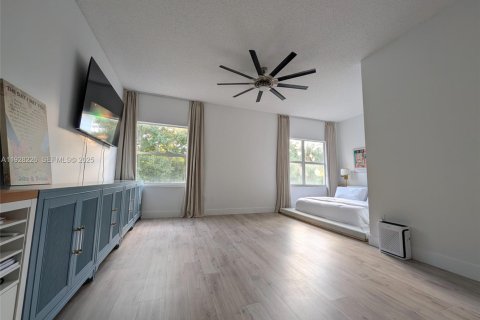 House in Pembroke Pines, Florida 4 bedrooms, 254.55 sq.m. № 1987729 - photo 12