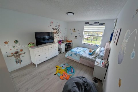 House in Pembroke Pines, Florida 4 bedrooms, 254.55 sq.m. № 1987729 - photo 24