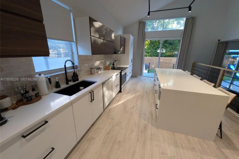 House in Pembroke Pines, Florida 4 bedrooms, 254.55 sq.m. № 1987729 - photo 6