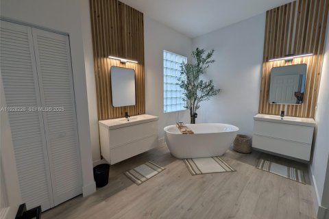 House in Pembroke Pines, Florida 4 bedrooms, 254.55 sq.m. № 1987729 - photo 16