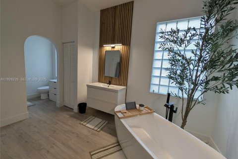 House in Pembroke Pines, Florida 4 bedrooms, 254.55 sq.m. № 1987729 - photo 19