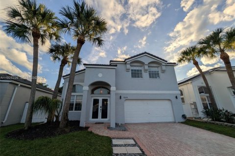 House in Pembroke Pines, Florida 4 bedrooms, 254.55 sq.m. № 1987729 - photo 1