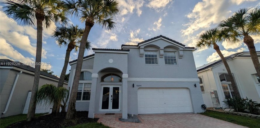 House in Pembroke Pines, Florida 4 bedrooms, 254.55 sq.m. № 1987729