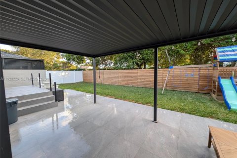 House in Pembroke Pines, Florida 4 bedrooms, 254.55 sq.m. № 1987729 - photo 27