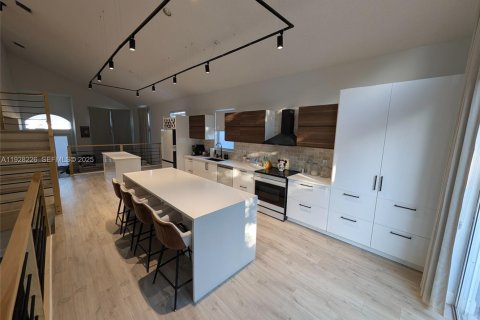 House in Pembroke Pines, Florida 4 bedrooms, 254.55 sq.m. № 1987729 - photo 7