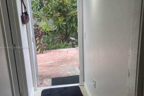 Immobilier commercial à louer à Miami, Floride: 1 chambre, 194.44 m2 № 2432560 - photo 2