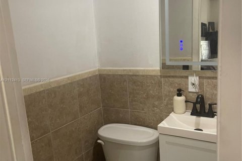 Immobilier commercial à louer à Miami, Floride: 1 chambre, 194.44 m2 № 2432560 - photo 7