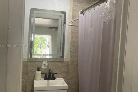 Immobilier commercial à louer à Miami, Floride: 1 chambre, 194.44 m2 № 2432560 - photo 8
