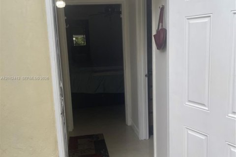 Immobilier commercial à louer à Miami, Floride: 1 chambre, 194.44 m2 № 2432560 - photo 3