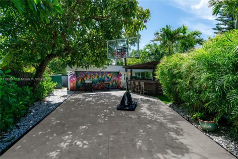 House in Miami, Florida 6 bedrooms, 172.43 sq.m. № 1953612 - photo 14