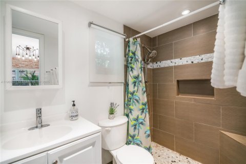 House in Miami, Florida 6 bedrooms, 172.43 sq.m. № 1953612 - photo 11