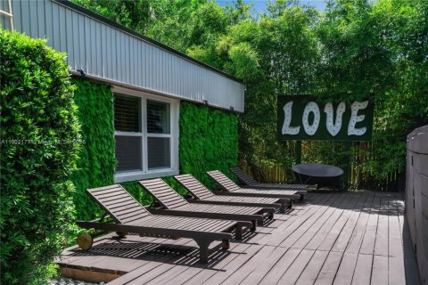 House in Miami, Florida 6 bedrooms, 172.43 sq.m. № 1953612 - photo 15