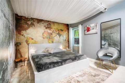 House in Miami, Florida 6 bedrooms, 172.43 sq.m. № 1953612 - photo 10