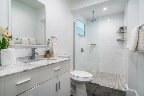 House in Miami, Florida 6 bedrooms, 172.43 sq.m. № 1953612 - photo 4