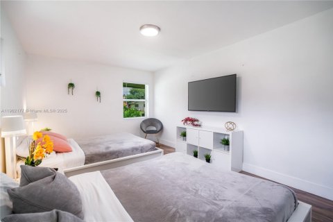 House in Miami, Florida 6 bedrooms, 172.43 sq.m. № 1953612 - photo 7