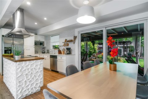 House in Miami, Florida 6 bedrooms, 172.43 sq.m. № 1953612 - photo 1