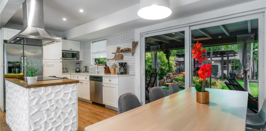 House in Miami, Florida 6 bedrooms, 172.43 sq.m. № 1953612