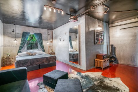 House in Miami, Florida 6 bedrooms, 172.43 sq.m. № 1953612 - photo 13