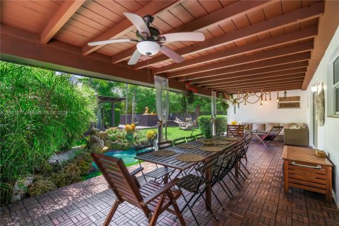 House in Miami, Florida 6 bedrooms, 172.43 sq.m. № 1953612 - photo 16