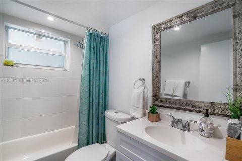 House in Miami, Florida 6 bedrooms, 172.43 sq.m. № 1953612 - photo 8