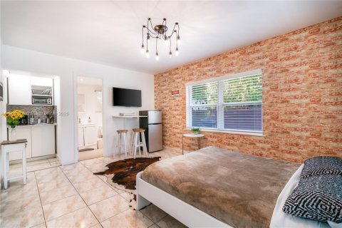 House in Miami, Florida 6 bedrooms, 172.43 sq.m. № 1953612 - photo 12