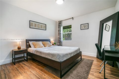 House in Miami, Florida 6 bedrooms, 172.43 sq.m. № 1953612 - photo 9