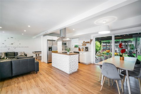 House in Miami, Florida 6 bedrooms, 172.43 sq.m. № 1953612 - photo 3