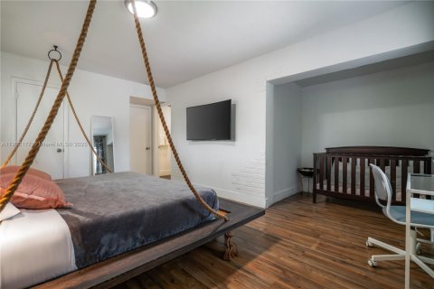 House in Miami, Florida 6 bedrooms, 172.43 sq.m. № 1953612 - photo 5