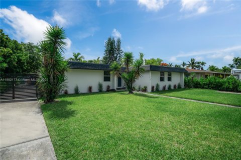 House in Miami, Florida 6 bedrooms, 172.43 sq.m. № 1953612 - photo 18
