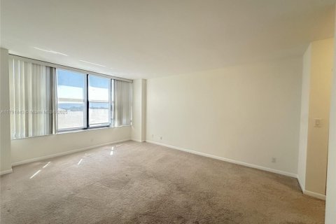 Condo in Hallandale Beach, Florida, 1 bedroom  № 1656081 - photo 17