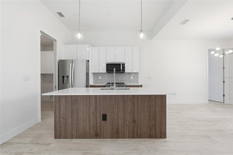 House in Port Charlotte, Florida 3 bedrooms, 160.35 sq.m. № 2283644 - photo 9