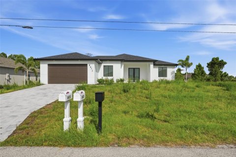 House in Port Charlotte, Florida 3 bedrooms, 160.35 sq.m. № 2283644
