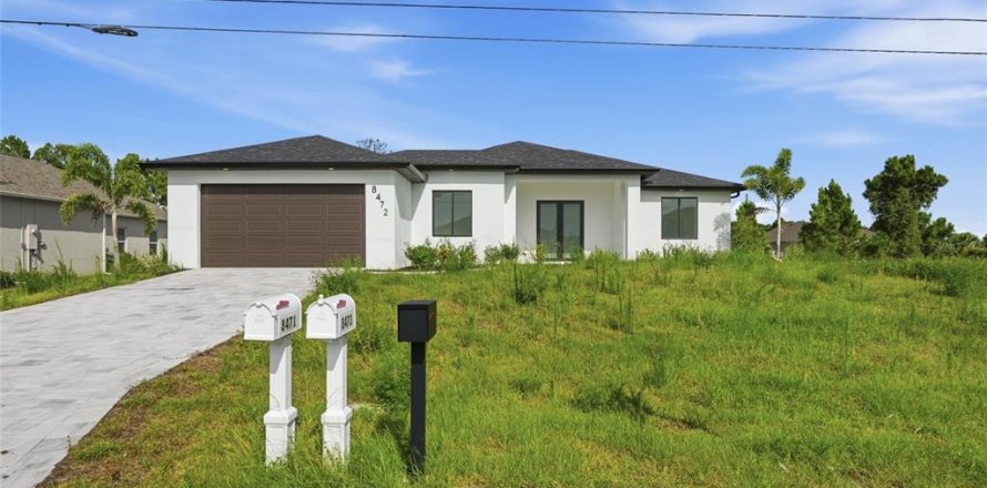 House in Port Charlotte, Florida 3 bedrooms, 160.35 sq.m. № 2283644