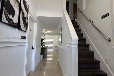 House in Miami, Florida 7 bedrooms, 154.68 sq.m. № 2038618 - photo 11