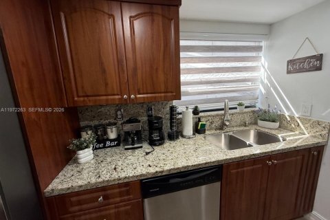 House in Miami, Florida 7 bedrooms, 154.68 sq.m. № 2038618 - photo 22