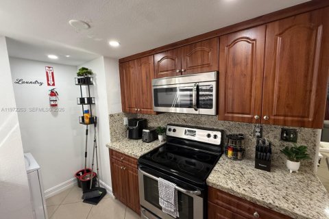 House in Miami, Florida 7 bedrooms, 154.68 sq.m. № 2038618 - photo 21