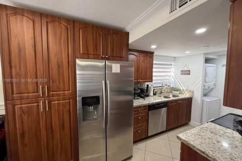 House in Miami, Florida 7 bedrooms, 154.68 sq.m. № 2038618 - photo 24